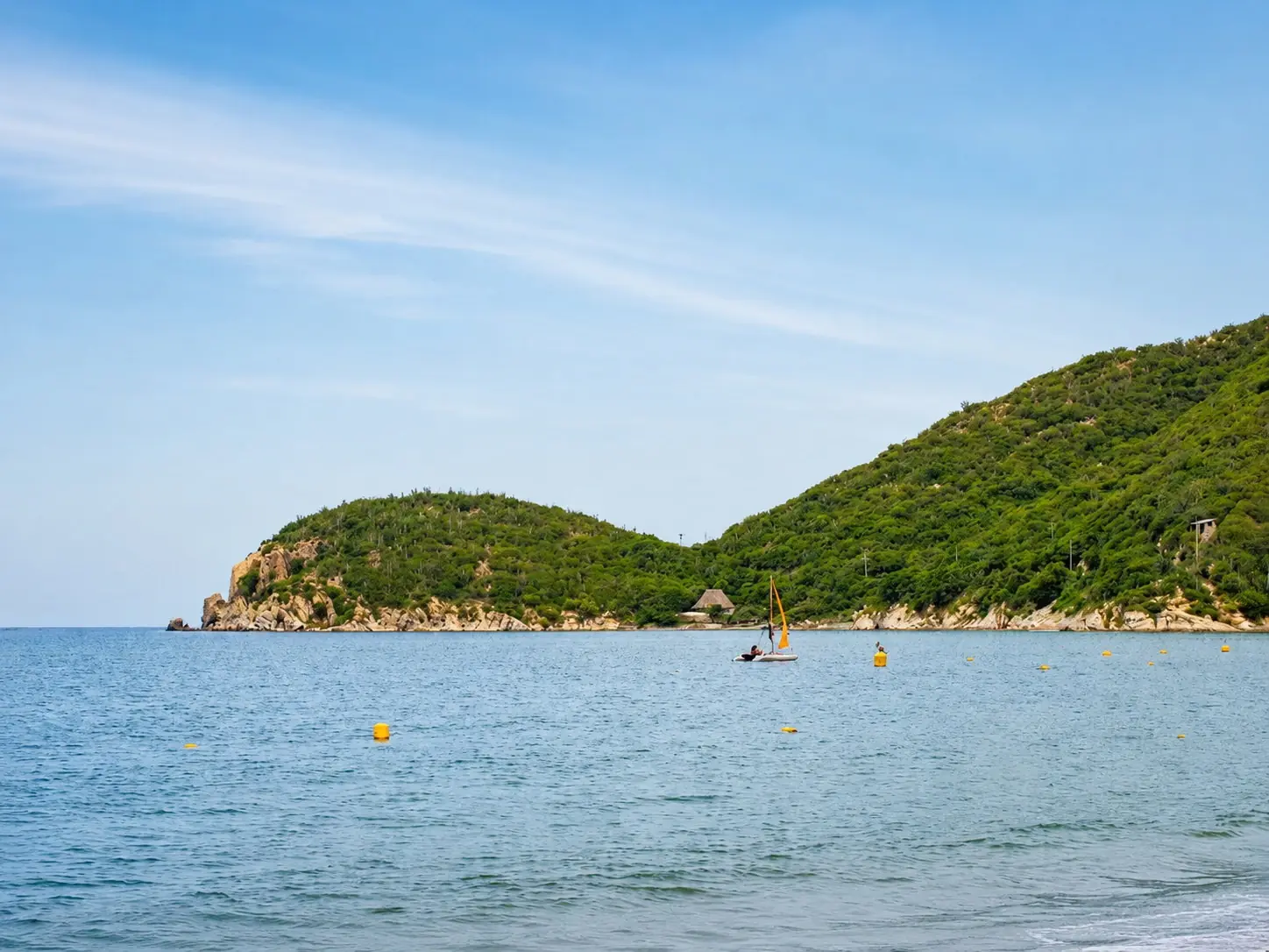 Vista de la montaña con forma de tortuga en Playa Cabo Tortuga Santa Marta