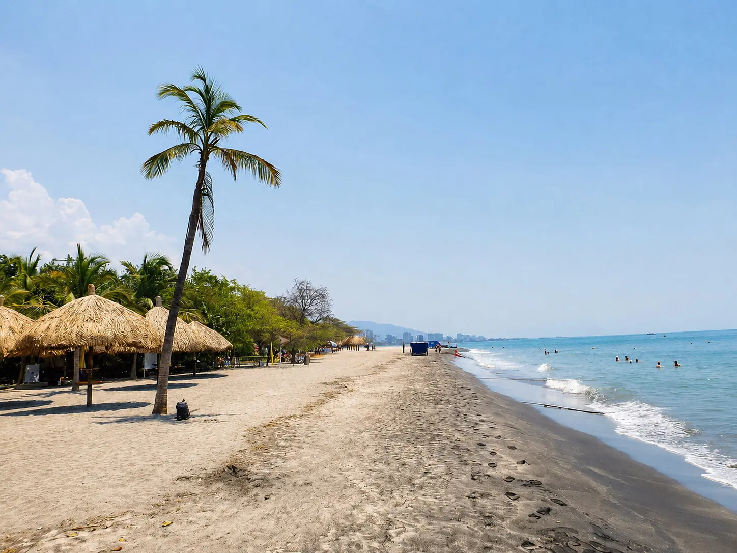 Playa Cabo Tortuga en Santa Marta con palmeras, arena y vista al mar